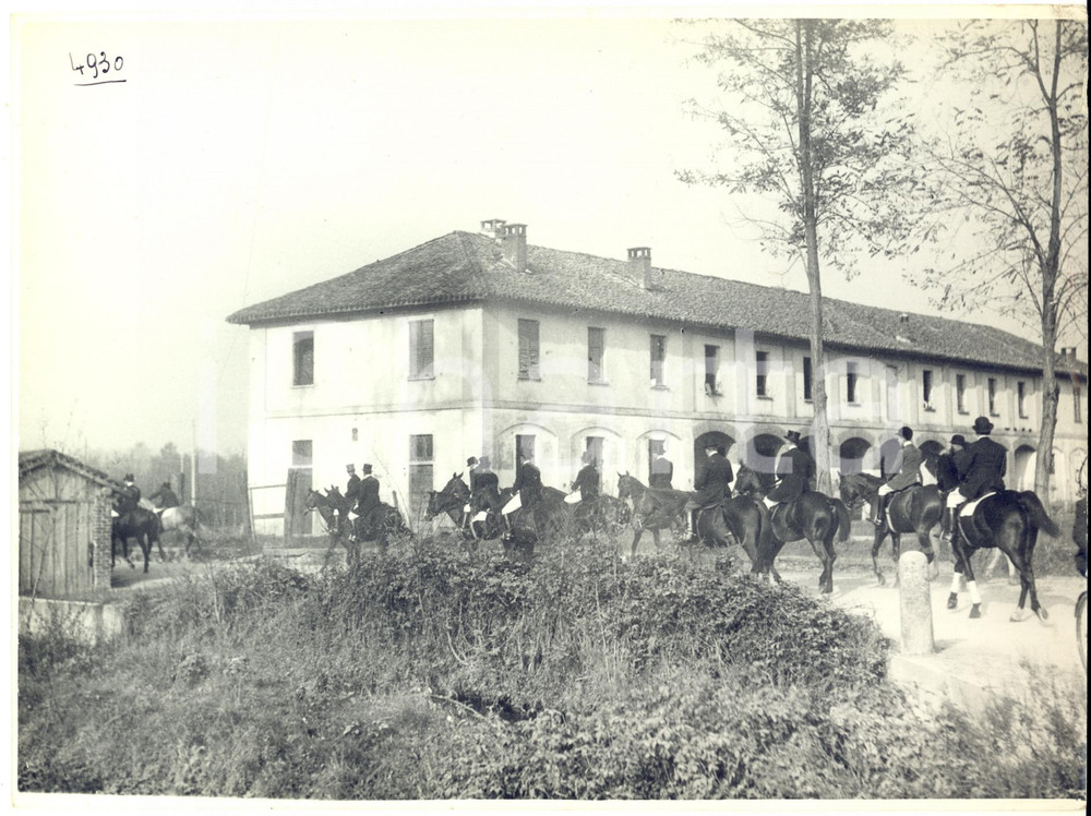 1940 ca PROVINCIA DI MILANO Equitazione - Corteo di cavalieri in cascina - Foto
