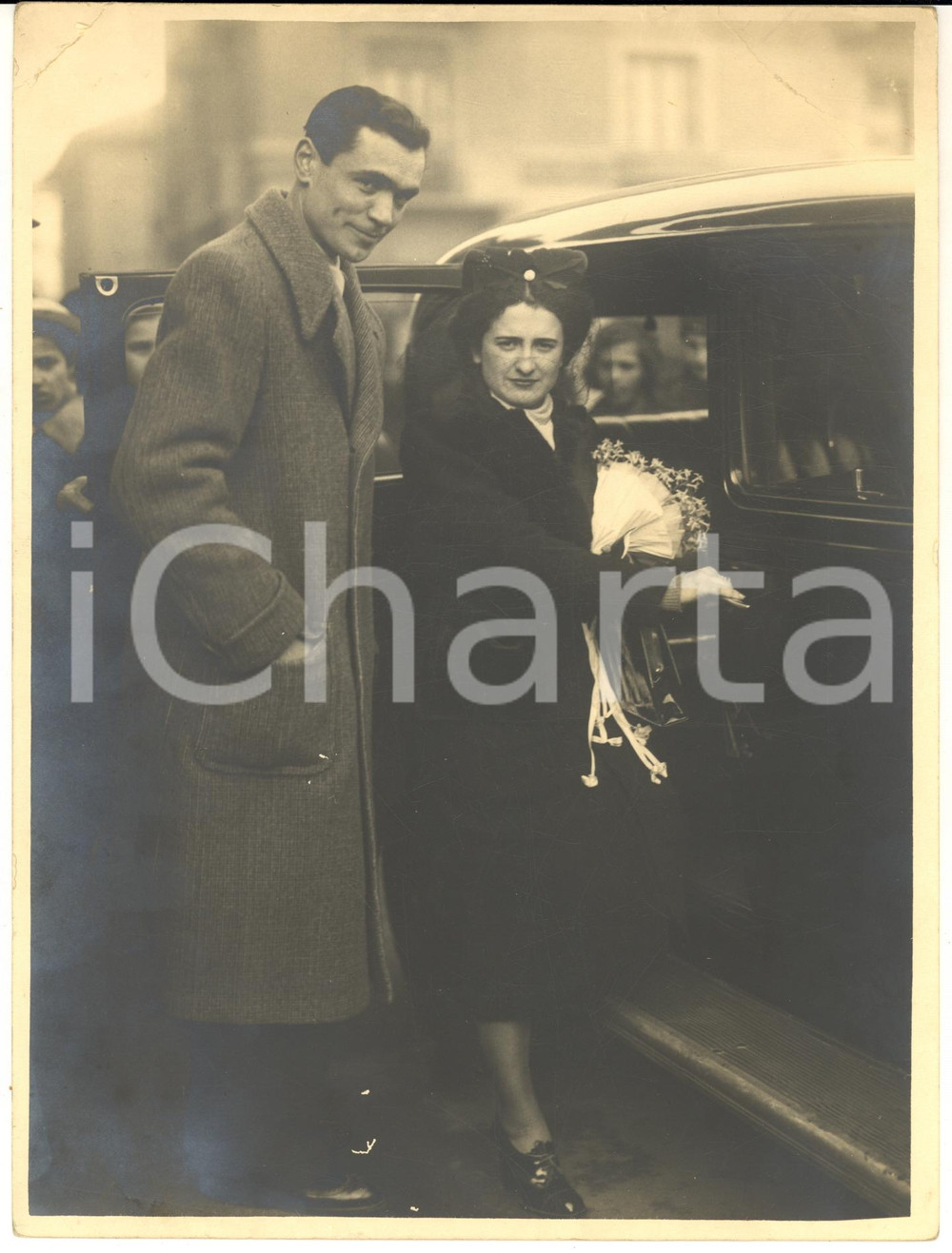1938 TORINO Ritratto di due coniugi con mazzo di fiori e automobile - Foto 18x24