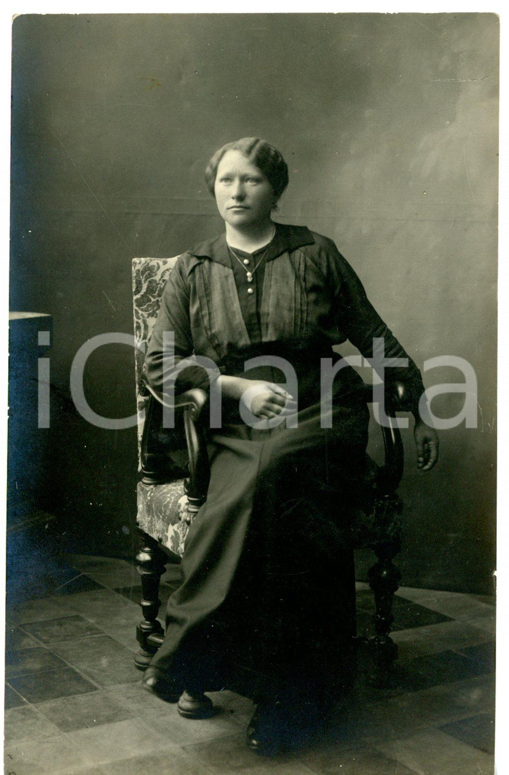 1915 ca ITALIA Ritratto di donna in abito scuro - Fotocartolina 9x14 cm