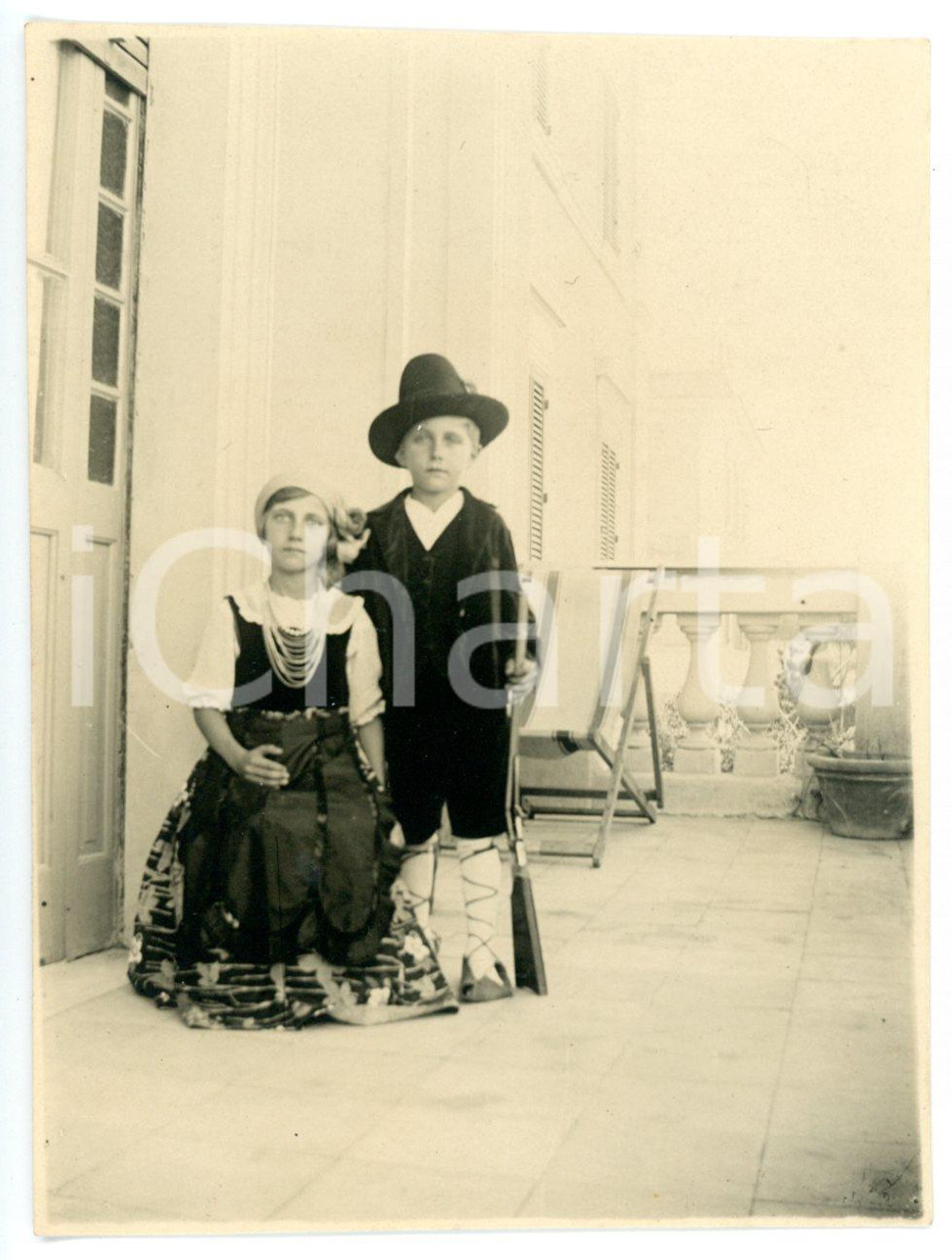 1925 ca ITALIA Coppia di bambini in costume tradizionale con fucile - Foto 8x10