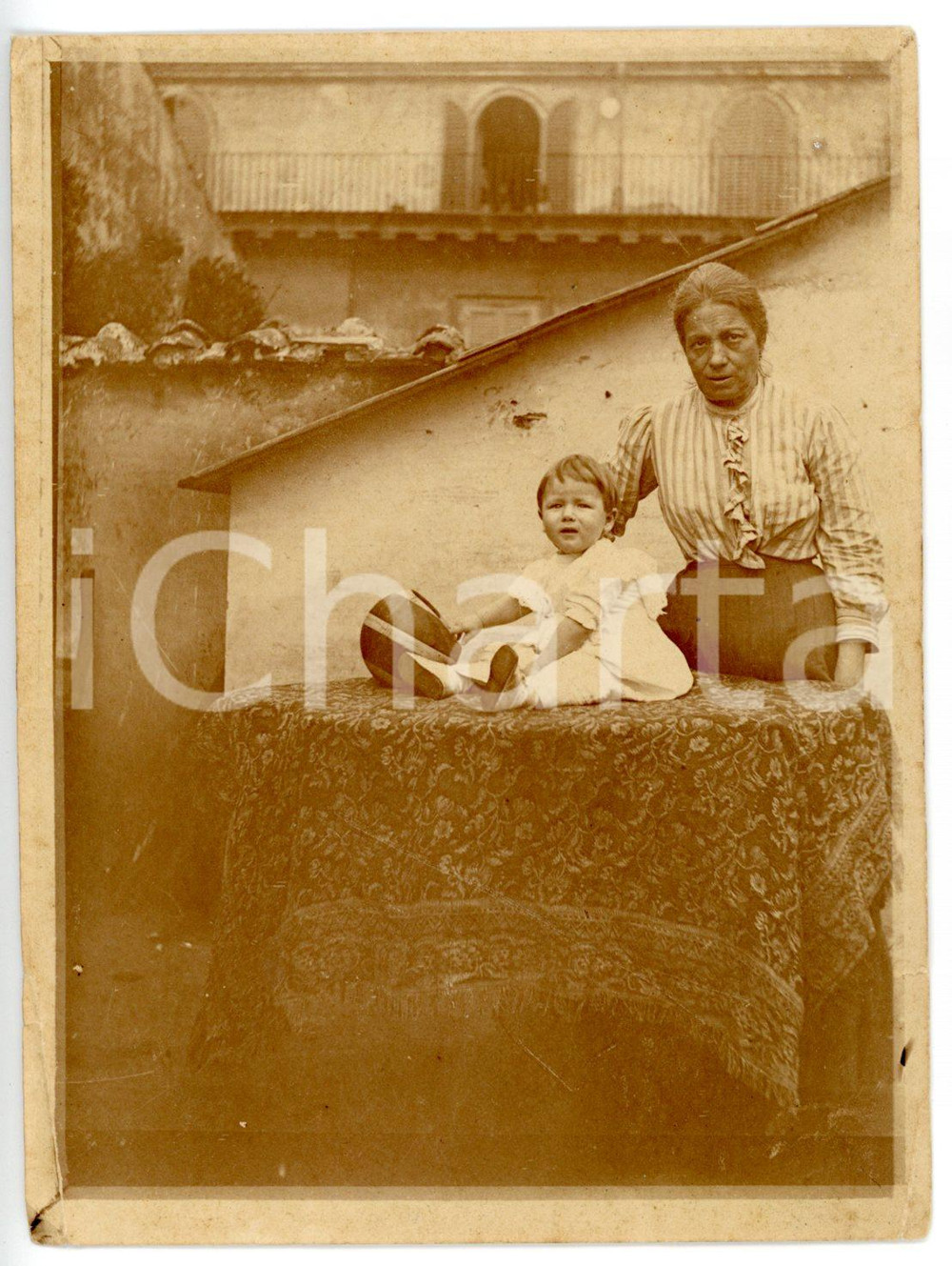 1920 ca ITALIA Carlo LUDOVISI bambino con la madre in cortile - Foto 9x12 cm