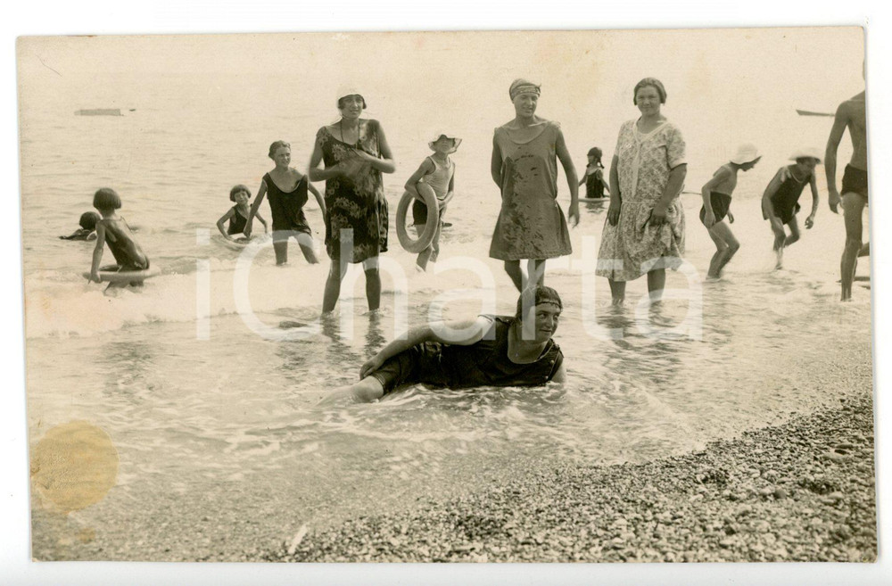 1915 ca ITALIA COSTUME Donne al bagno in riva al mare *Fotocartolina VINTAGE