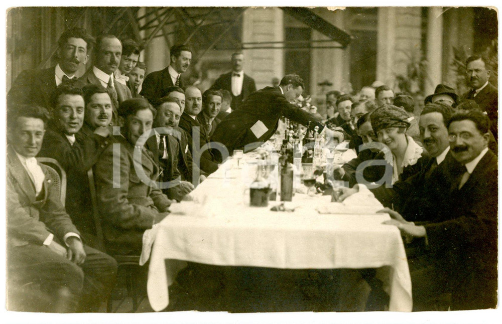 1920 ca FRANCE Ritratto di un'allegra tavolata - Fotocartolina VINTAGE - FP NV