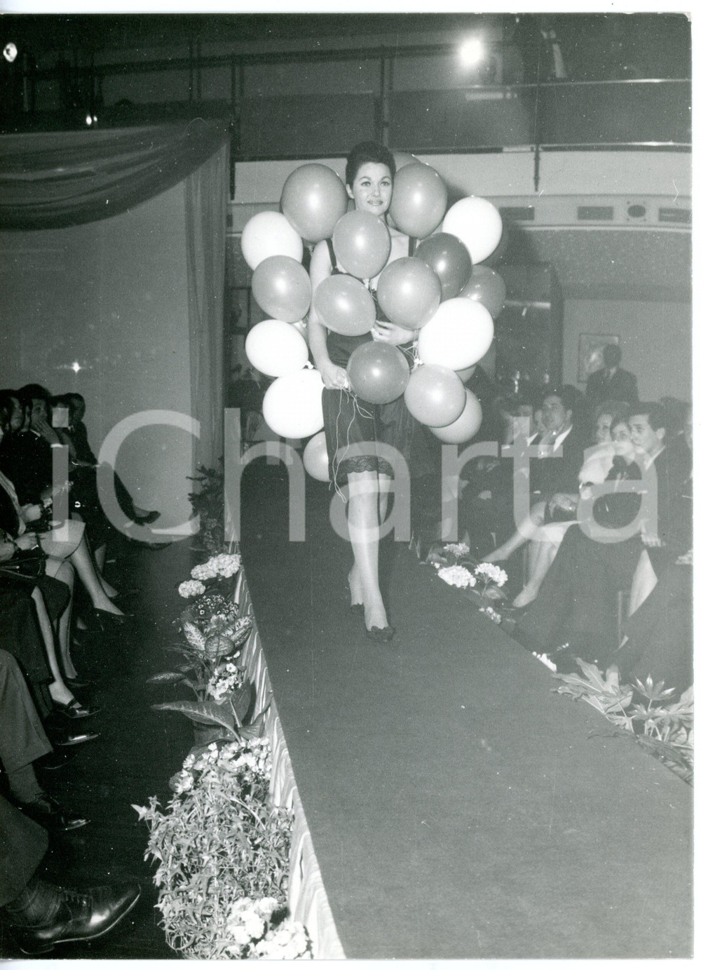 1955 ca TORINO Sfilata FELINA ROYAL - Modella in passerella tra i palloncini
