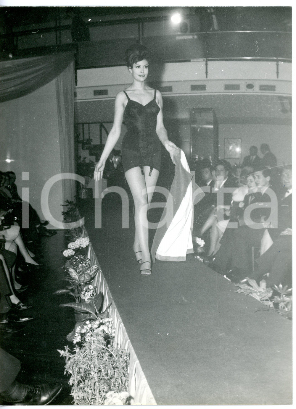 1955 ca TORINO Sfilata FELINA ROYAL - Modella in guêpière di seta *Foto 18x24 cm