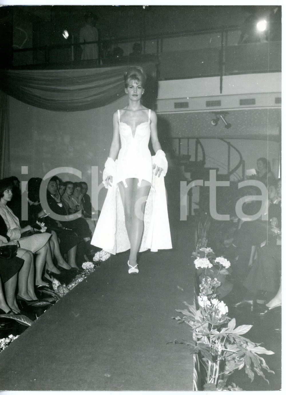 1955 ca TORINO Sfilata FELINA ROYAL - Modella con guepière e mantella *Foto