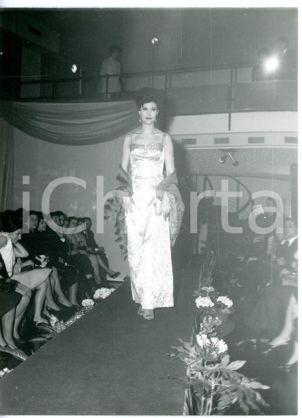 1955 ca TORINO Sfilata FELINA ROYAL - Modella con abito di seta e stola *Foto 