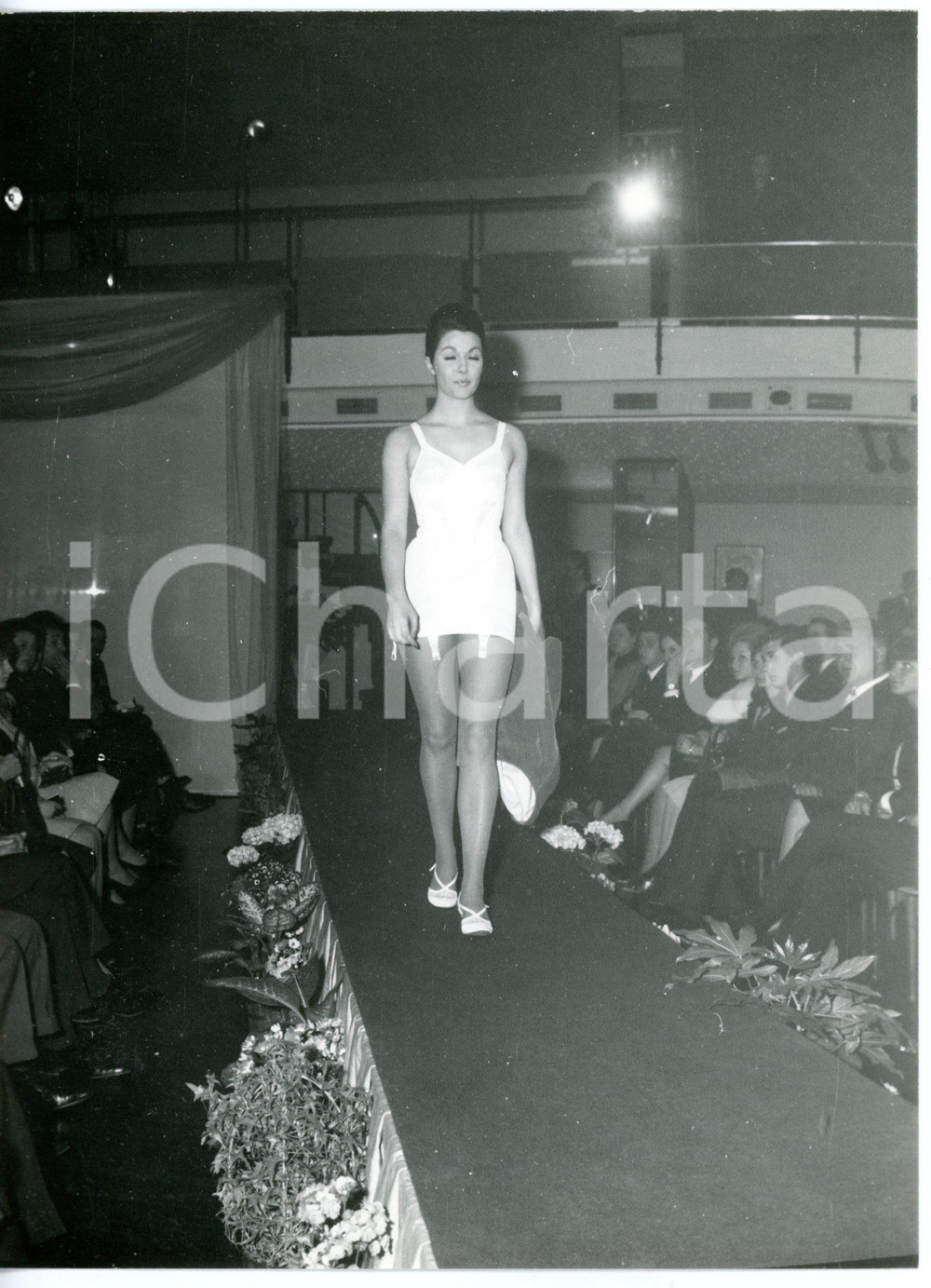 1955 ca TORINO Sfilata FELINA ROYAL - Modella in guêpière bianca *Foto 18x24 cm