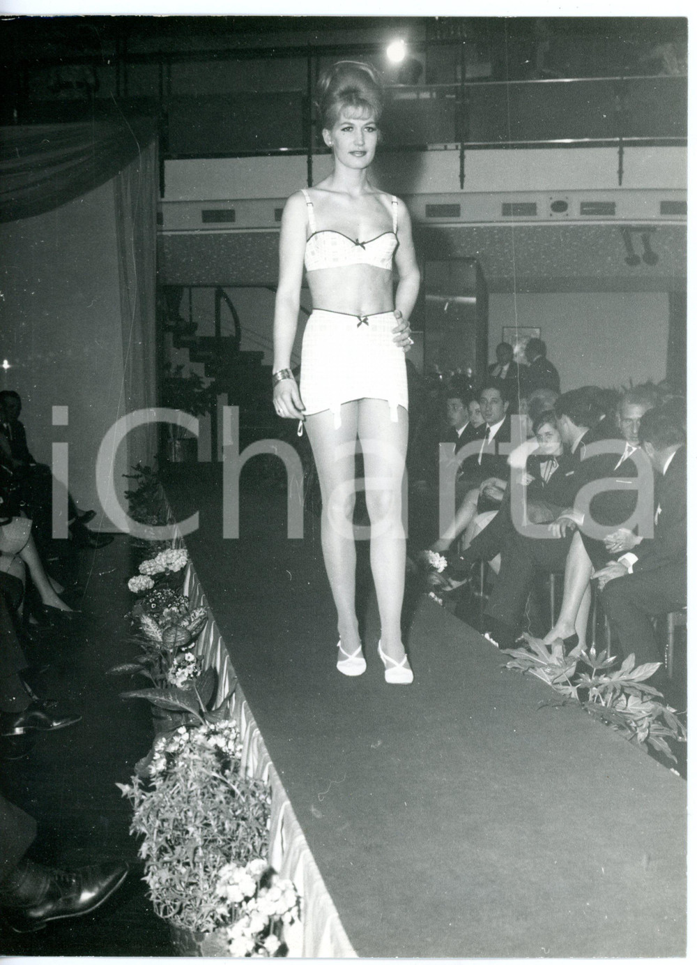 1955 ca TORINO Sfilata FELINA ROYAL - Modella in lingerie a quadretti - Foto