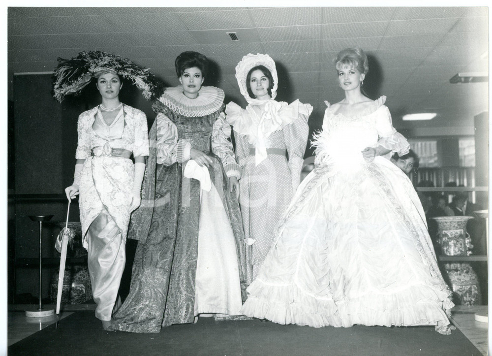 1955 ca TORINO Sfilata FELINA ROYAL - Modelle in costume d'epoca *Foto VINTAGE