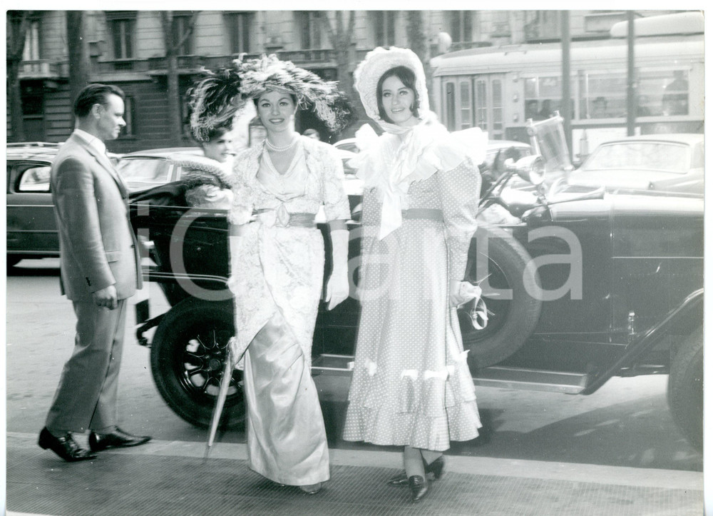 1955 ca TORINO Sfilata FELINA ROYAL - Modelle in costume d'epoca - Foto VINTAGE