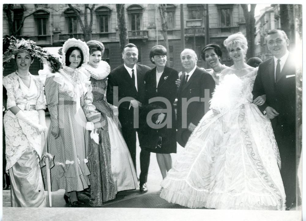 1955 ca TORINO Evento FELINA ROYAL Foto di gruppo con modelle in costume d'epoca