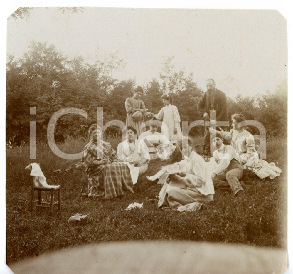 1910 ca ITALIA Un picnic e un brindisi sul prato - Fotografia 8x8 cm