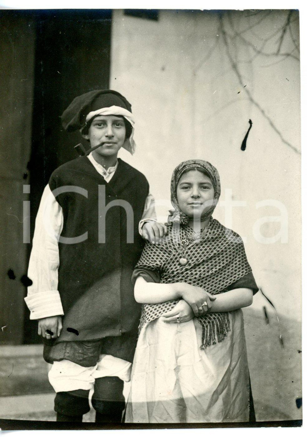 1920 ca PIEMONTE (?) Coppia di bambini in costume tradizionale con pipa - Foto