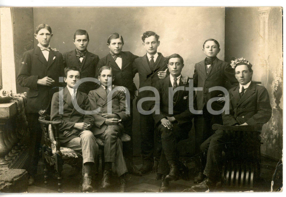 1930 ca ITALIA Classe maschile di giovani liceali con sigaretta - Fotocartolina