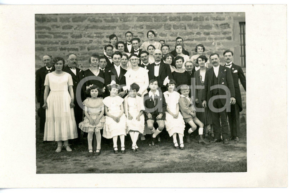 1940 ca ITALIA Ritratto di famiglia in abito di gala - Fotografia 14x9 cm