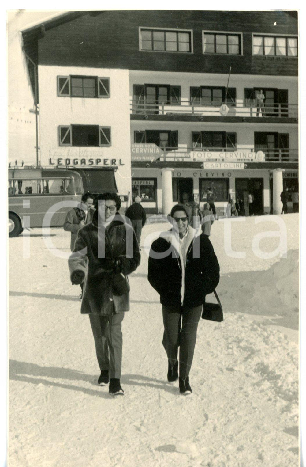 1956 BREUIL Grand Hotel Cervinia - Ritratto di due giovani turiste *Foto FP