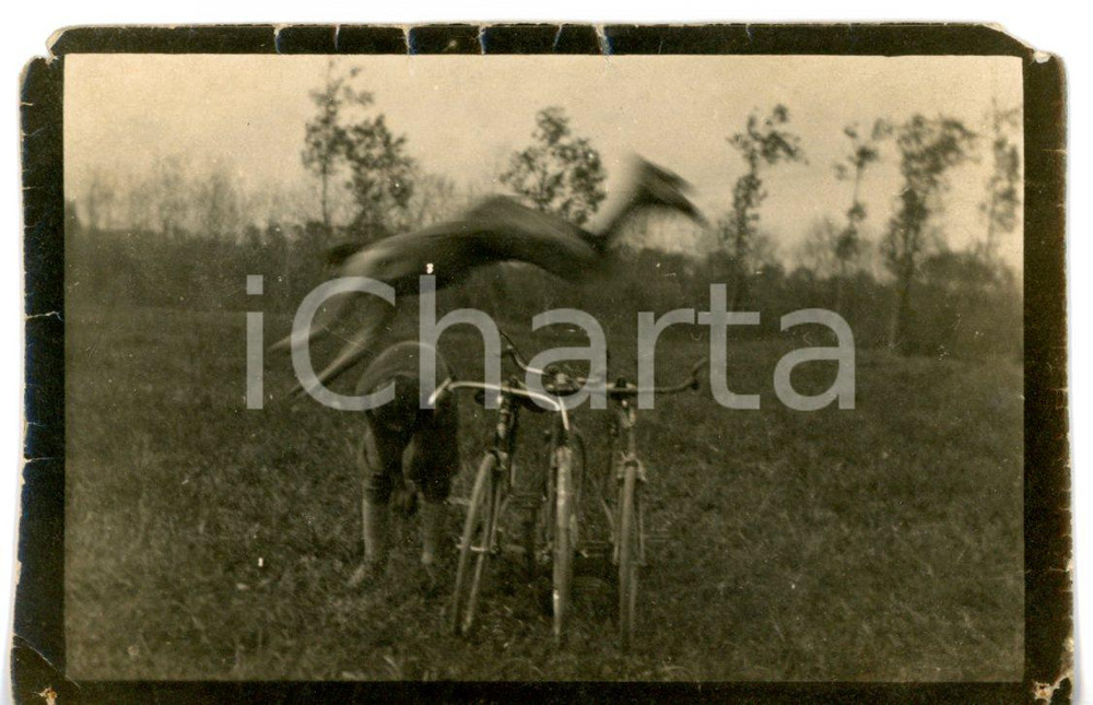 1928 PIEMONTE (?) Volo acrobatico su tre biciclette - Foto CURIOSA 9x6 cm