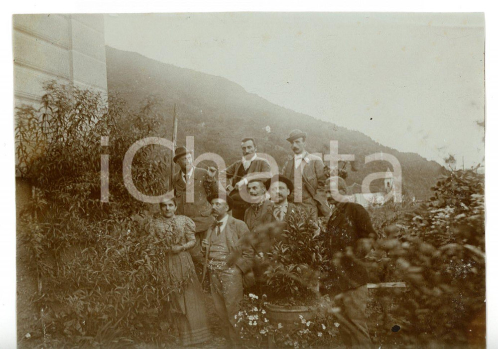 1910 ca LOMBARDIA (?) Ritratto di famiglia nel giardino di casa - Foto 11x8 cm