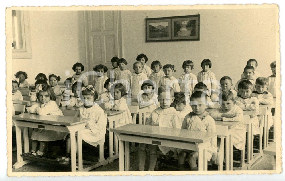 1940 ca PINEROLO Asilo Umberto I - Bambini seduti ai banchi - Ritratto di classe