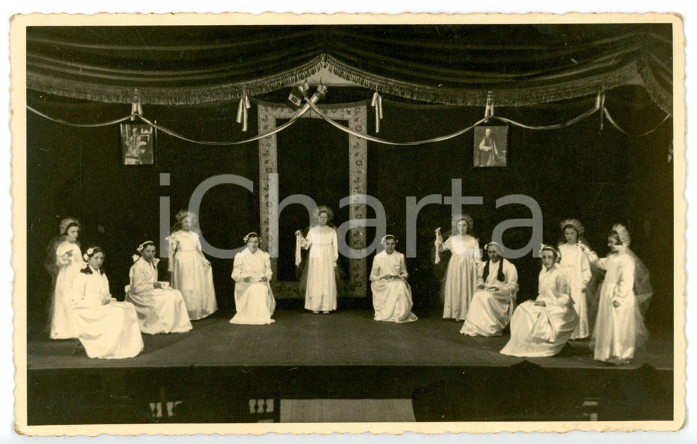 1940 ca PINEROLO Asilo Umberto I - Bambine in costume durante recita teatrale