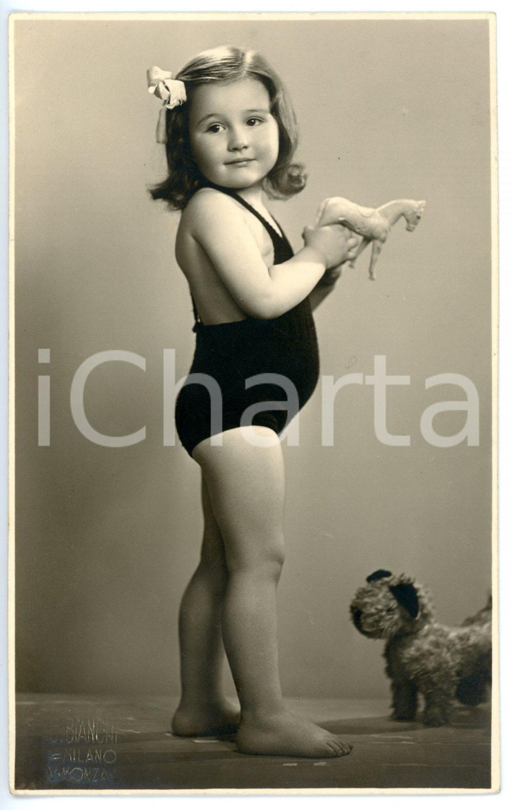 1945 ca MILANO Bambina in costume da bagno con cavallo giocattolo e cane - Foto