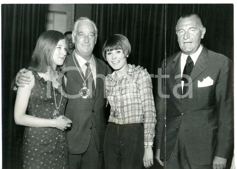 1966 MILANO ORDINE DELLO YÈ-YÈ Renato NOVELLI premia Anna BRUNO Giuni MARCHESI Fotografia d'epoca, con didascalia coeva al verso. CONDIZIONI: VERY POOR (profonda piegatura al margine destro)FORMATO: 18x13 cm    originale e autentica 1