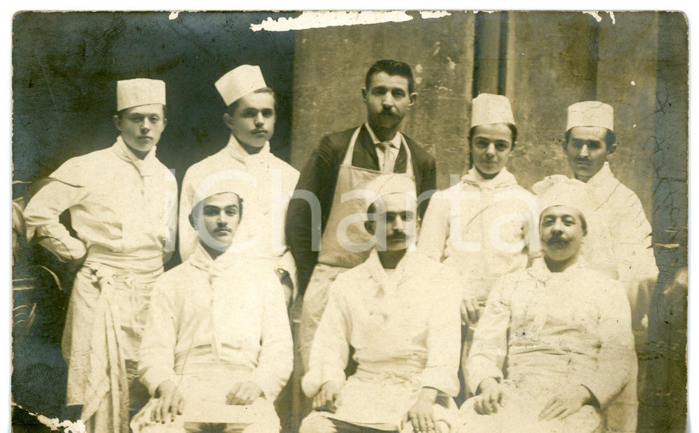 1910 TORINO Ritratto di giovani apprendisti in divisa da cuoco *DANNEGGIATA