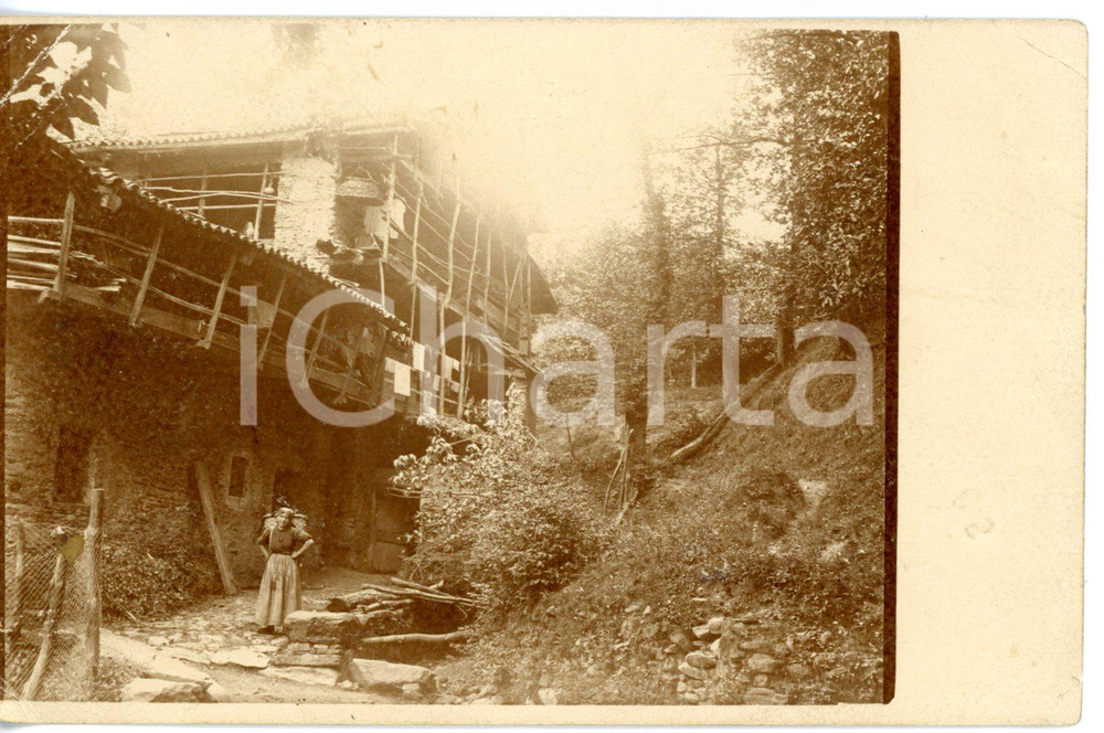 1908 AREA DI TORINO Giovane contadina in un casolare - Fotocartolina VG