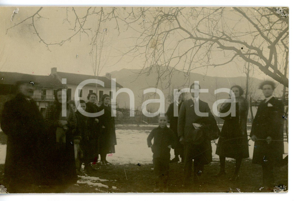 1920 ca PIEMONTE (?) Ritratto di famiglia sulla neve - Fotocartolina FP VG