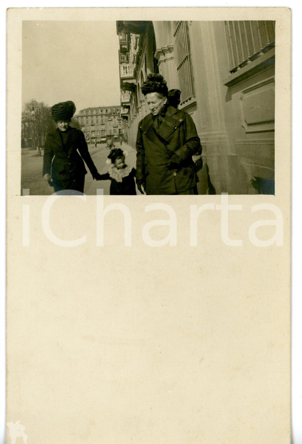 1940 ca ITALIA Lilia REYNAUD VALLANZI (?) a passeggio con la nipote Elvira *Foto