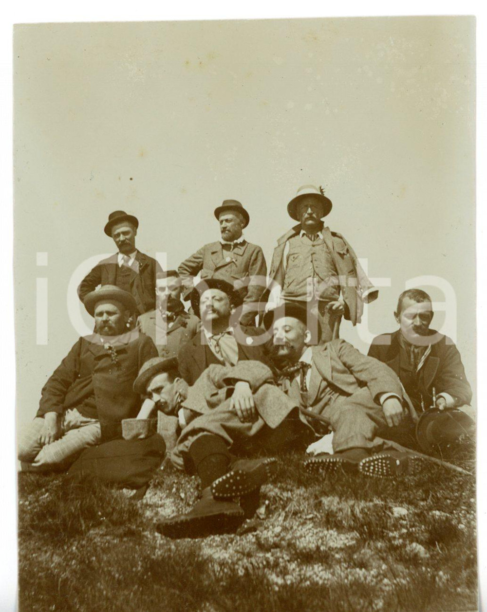 1910 ca AREA PIEMONTESE Ritratto di un gruppo di escursionisti - Foto 9x11 cm