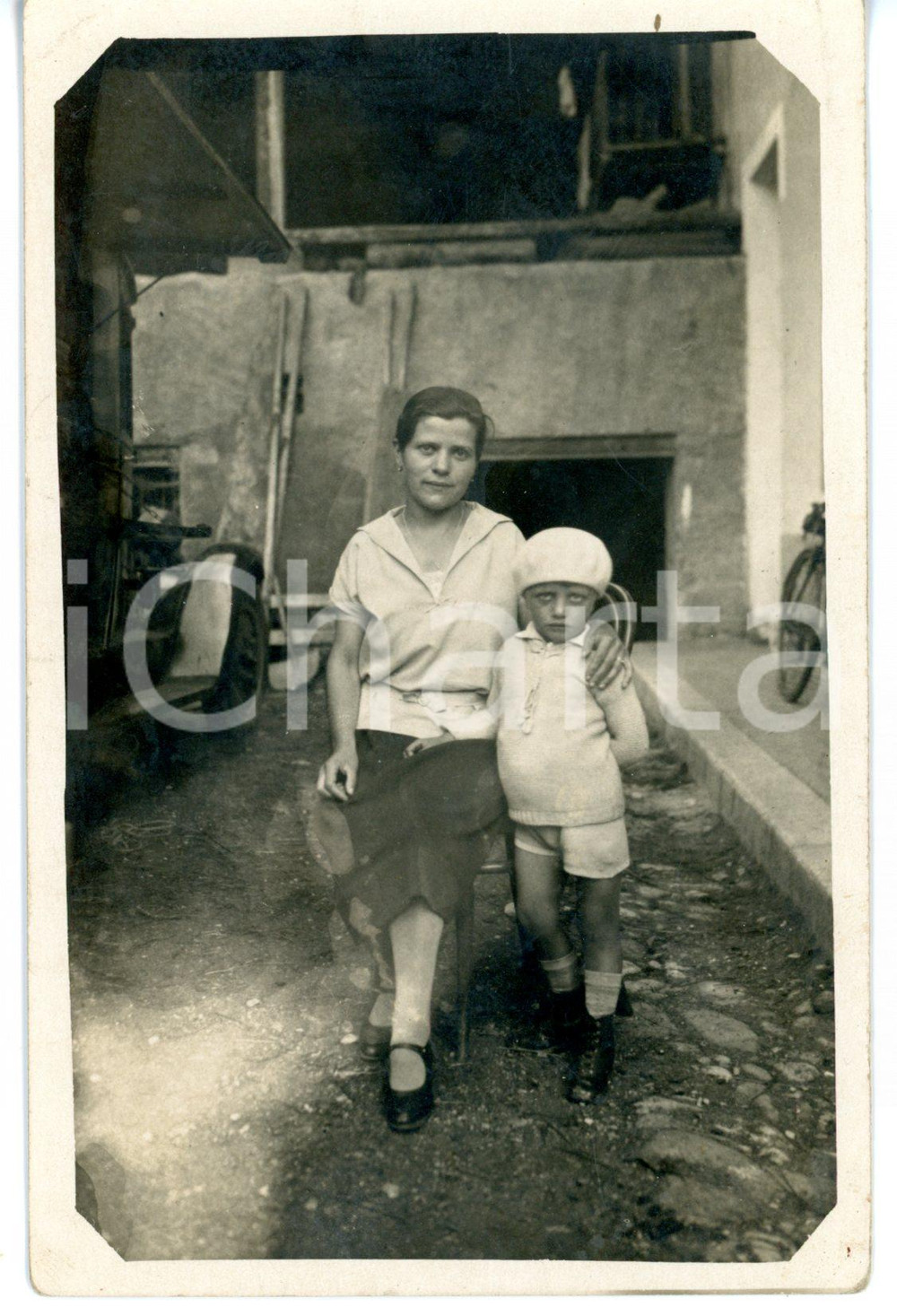 1931 BELLEGARDE-SUR-VALSERINE Madre e figlio in un casolare - Fotocartolina FP