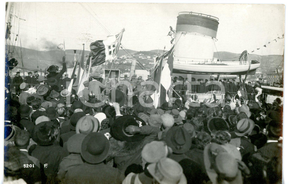 1954 TRIESTE Folla accoglie l'arrivo delle navi italiane in porto - Foto