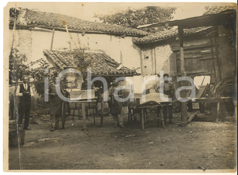 1930 ca LOMBARDIA (?) Operai nel cortile di una officina *Foto DANNEGGIATA 18x13