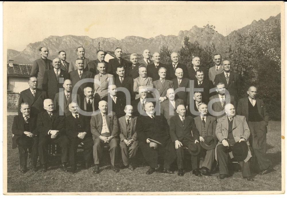 1940 ca CANTALUPA Gruppo di uomini con i TRE DENTI sullo sfondo - Foto GATTI