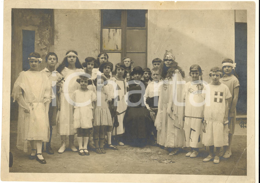 1925 ca AREA LOMBARDA Recita scolastica - Alunne in costume nel cortile *Foto