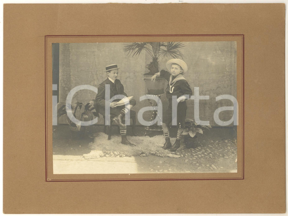 1925 ca COSTUME ITALIA Coppia di bambini in un cortile borghese - Foto 23x18