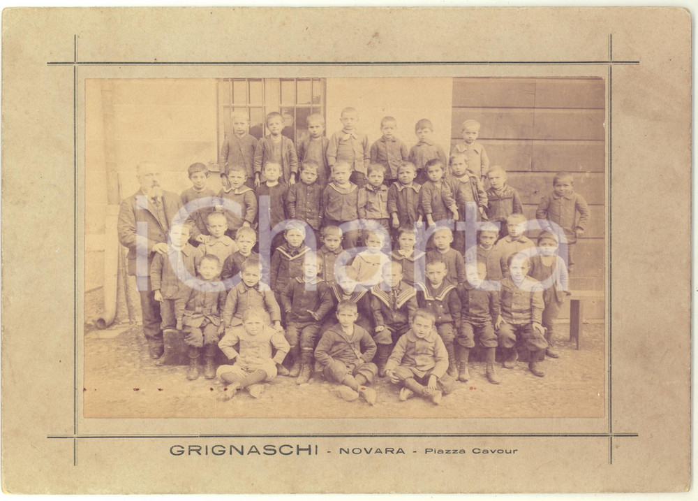 1910 ca NOVARA Ritratto di una classe elementare in cortile - Foto GRIGNASCHI