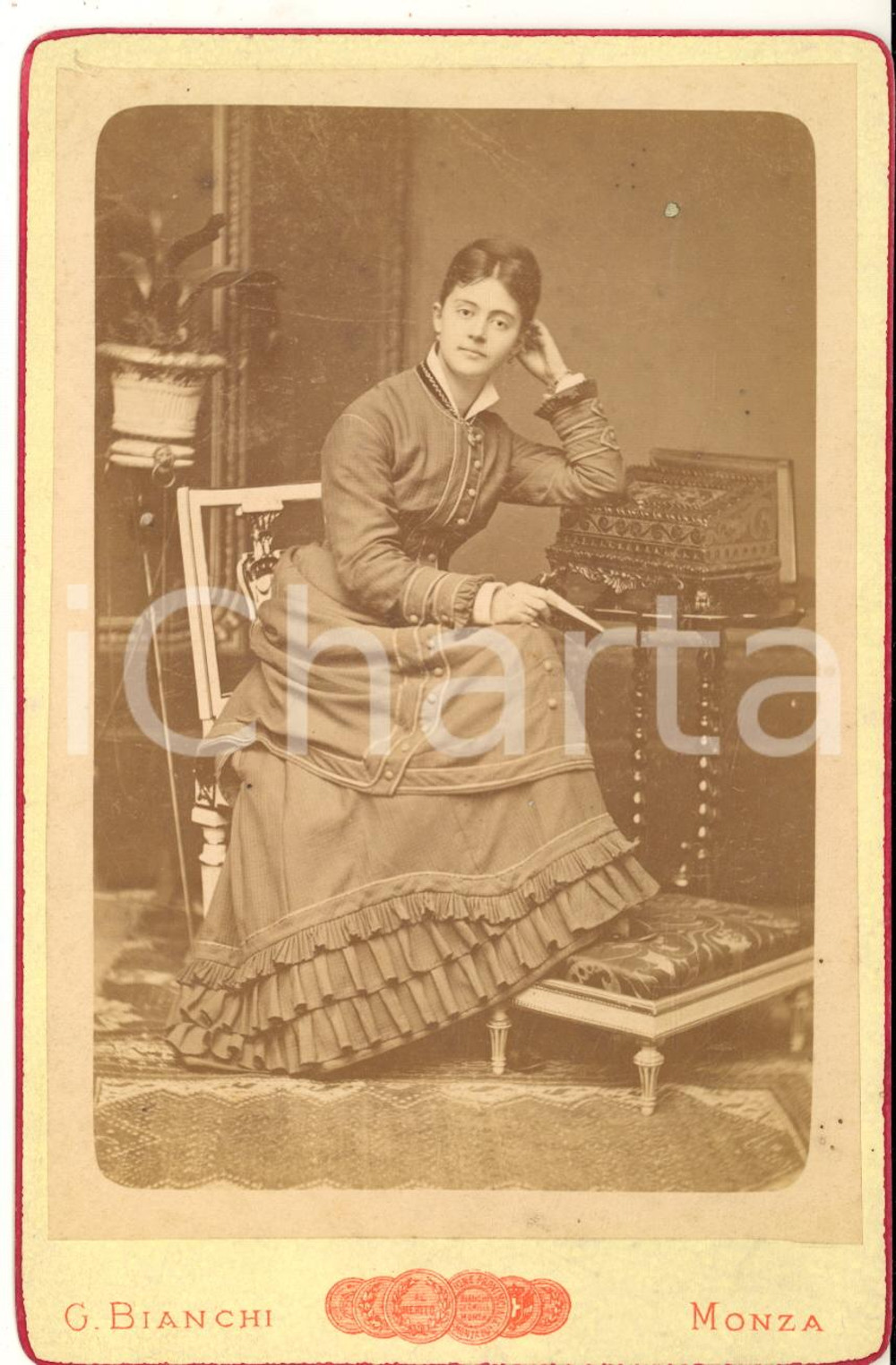 1870 ca MONZA Ritratto di giovane donna con scrigno - Foto G. BIANCHI 11x16