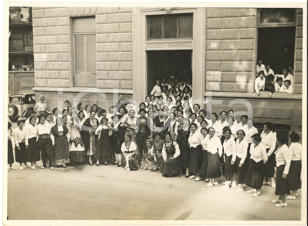 1940 ca TORINO Liceo Corso Racconigi - Alunne con figuranti in costume - Foto