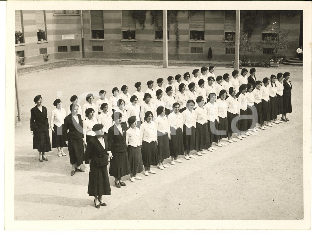 1940 ca TORINO Liceo Corso Racconigi - Alunne schierate in cortile *Foto 23x17