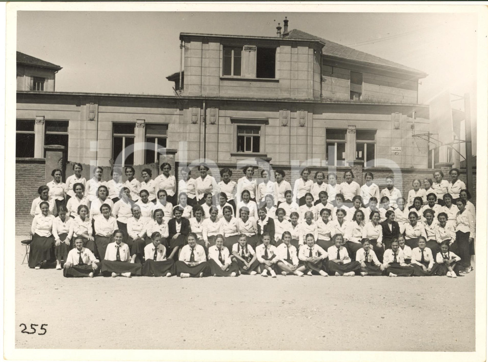 1940 ca TORINO BORGO SAN PAOLO - Gruppo di alunne di un liceo in cortile *Foto