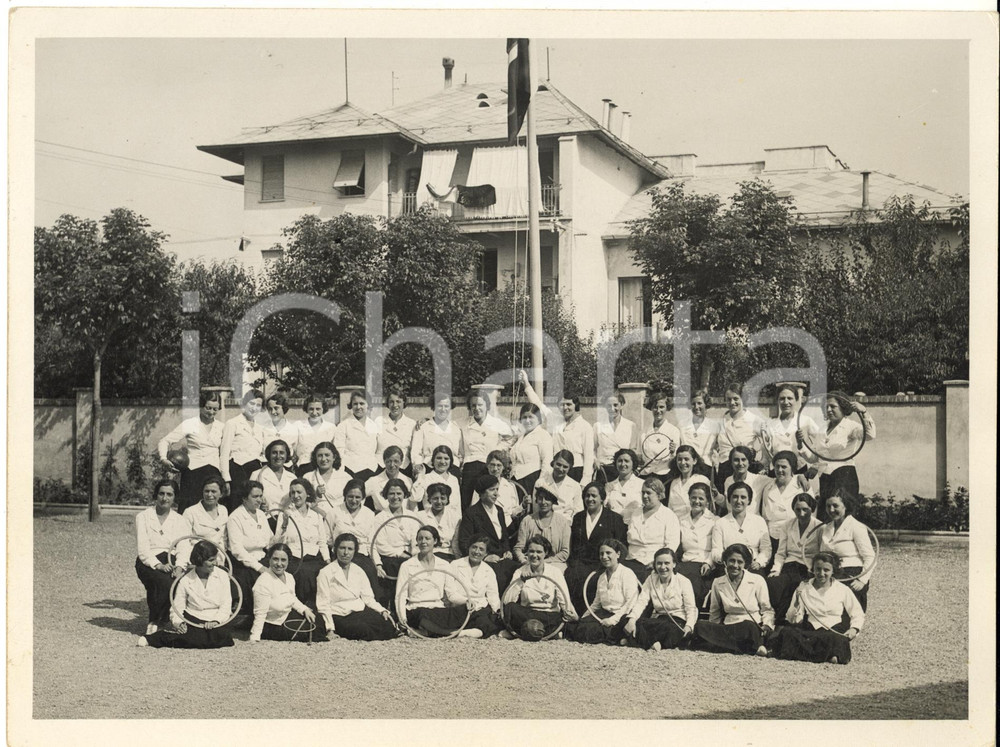 1940 ca TORINO BORGO SAN PAOLO - Alunne di un liceo in cortile con i cerchi FOTO