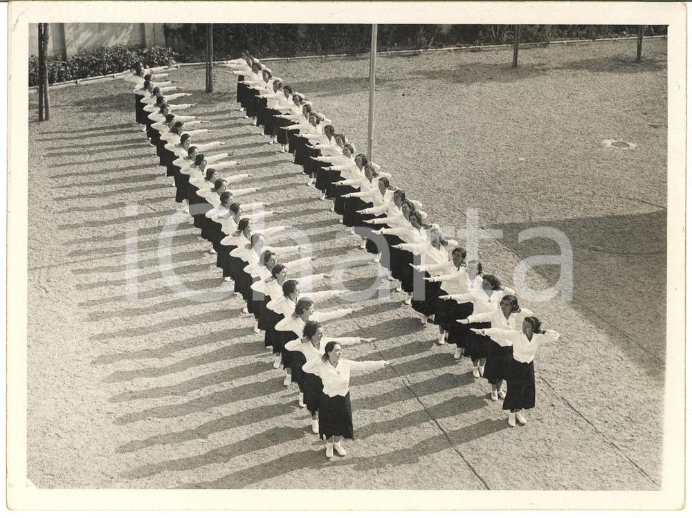 1940 ca TORINO BORGO SAN PAOLO - Alunne di un liceo durante la ginnastica *Foto  Rara fotografia d'epoca, scattata nel cortile di un liceo situato all'epoca nell'area compresa tra corso Racconigi, via Chiomonte e via San Bernardino. CONDIZIONI: G FOTOGRAFO: Ottolenghi - TorinoFORMATO: 23x17 cm      originale e autentica 1