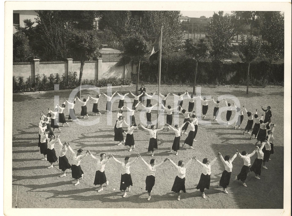 1940 ca TORINO Liceo BORGO SAN PAOLO - Alunne eseguono danza in cerchio *Foto