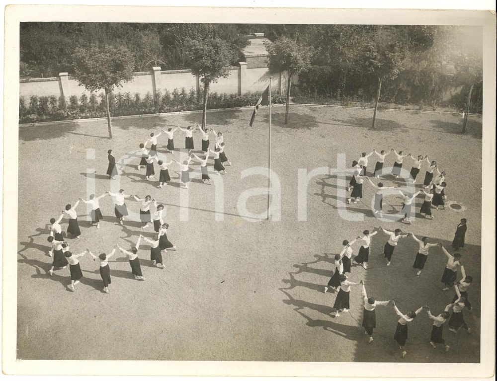 1940 ca TORINO Liceo BORGO SAN PAOLO - Alunne eseguono danza in cerchio - Foto