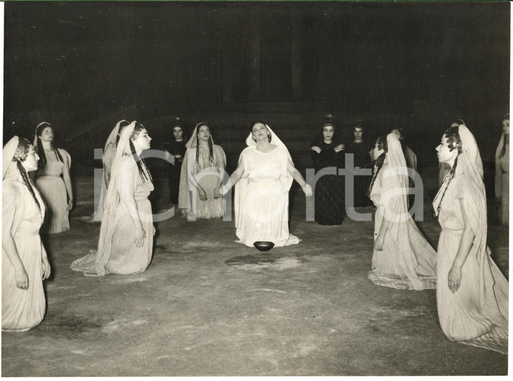 1970 ca ATENE Teatro Classico - Attrice con il coro - Foto Γ. ΔΙΑΜΑΝΤΙΔΗ 24x18