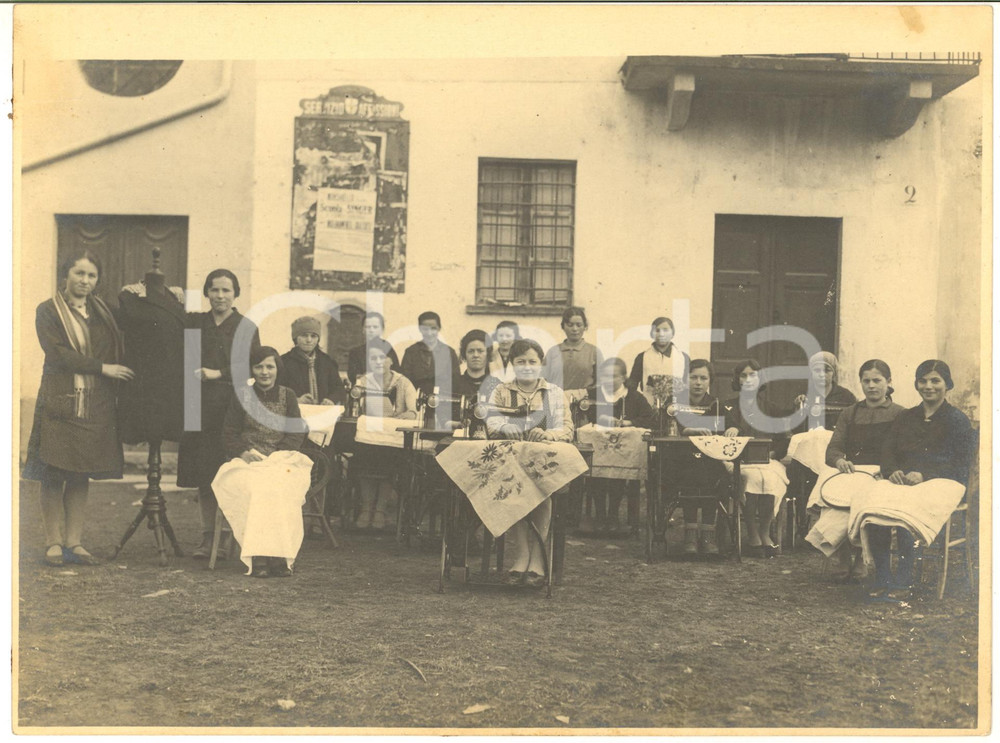 1930 ca MILANO Scuola di taglio e cucito - Alunne in cortile *Foto VINTAGE 24x18
