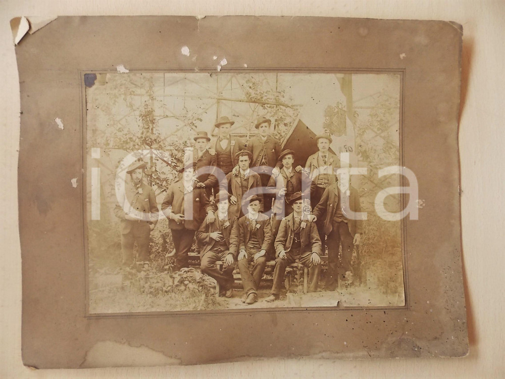 1900 ca LOMBARDIA (?) Gruppo di giovani con bandiera in un giardino *Foto 32x25